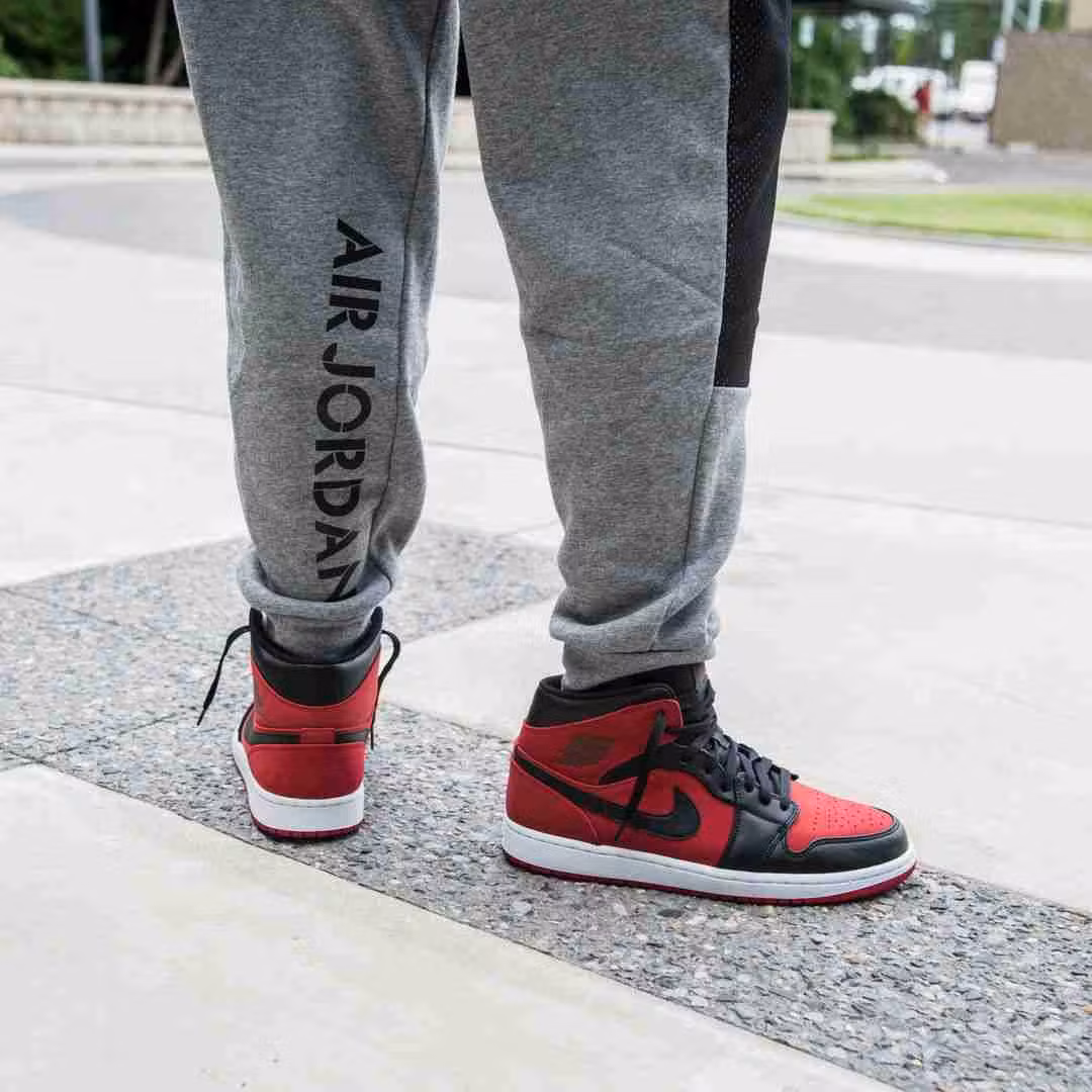 Air Jordan 1 Mid 'Bred' 2018 554724-054 Air Jordan 1 Mid 'Bred' 2018 554724-054